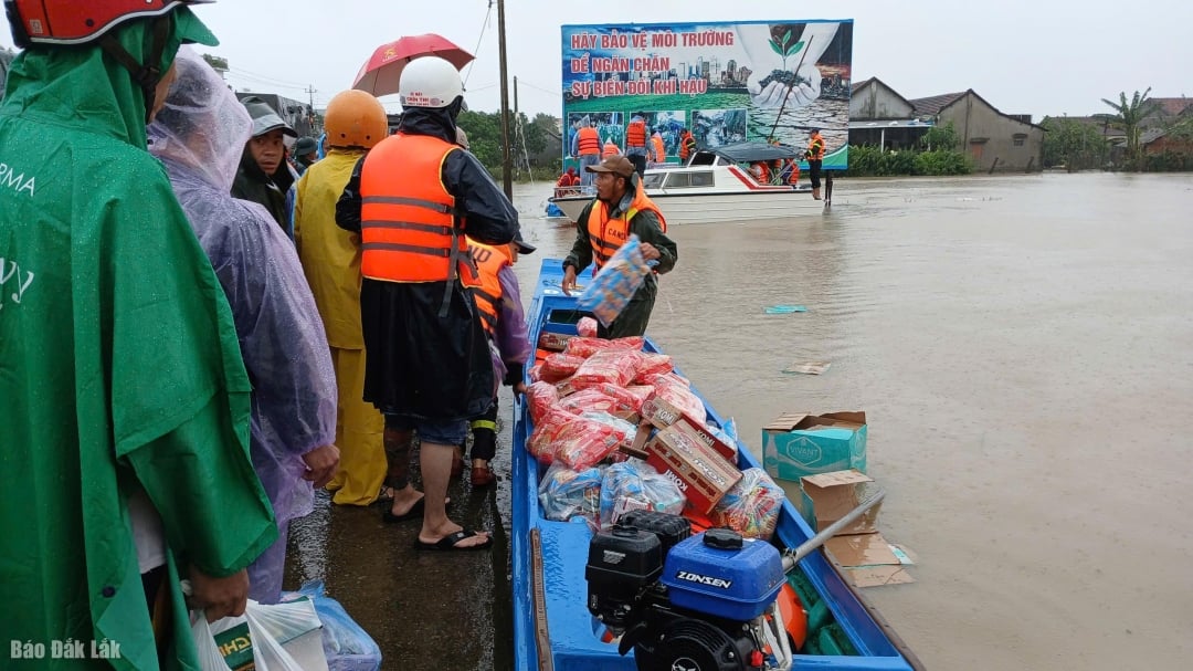 Власти использовали моторные лодки для доставки продовольствия населению. Фото: Чунг Хьеу