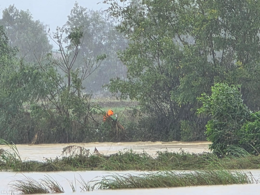 Cứu một người đánh cá bị lật thuyền trên sông Krông Pắc