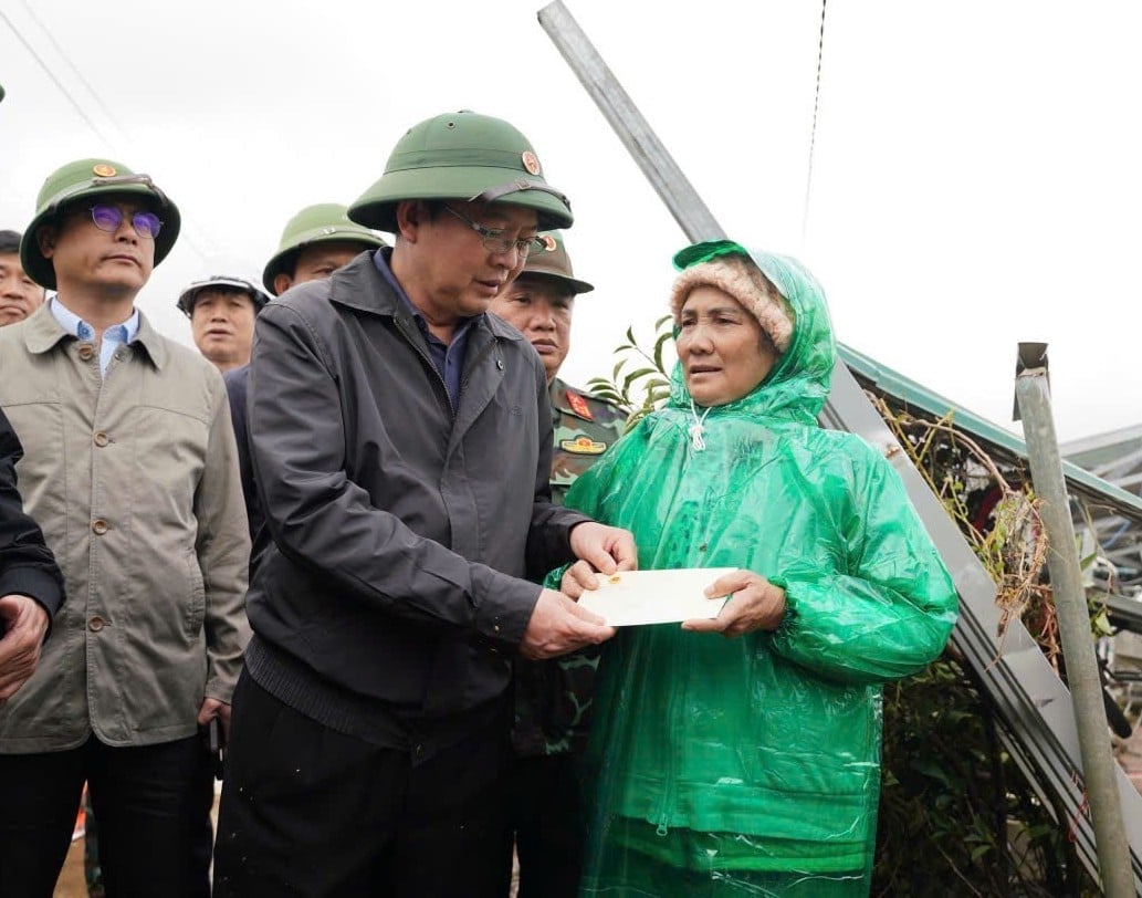 Phó Thủ tướng yêu cầu tỉnh huy động tối đa lực lượng hỗ trợ người dân, bảo đảm cung ứng lương thực, nước sạch, chăm sóc y tế, đặc biệt quan tâm nhóm dễ bị tổn thương như người già, trẻ nhỏ và các hộ nghèo. Ảnh: Phạm Hoài.