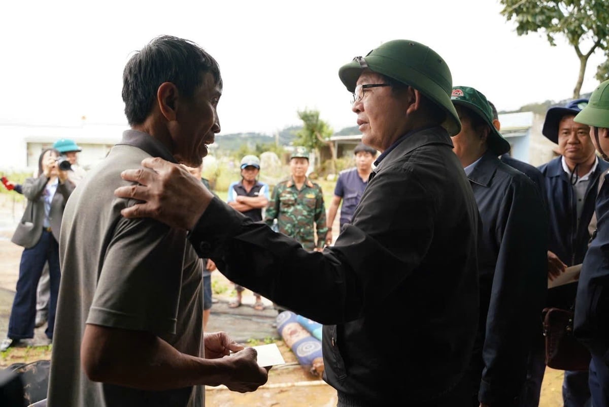 Phó Thủ tướng Trần Quốc Dũng thăm hỏi người dân. Ảnh: Phạm Hoài.