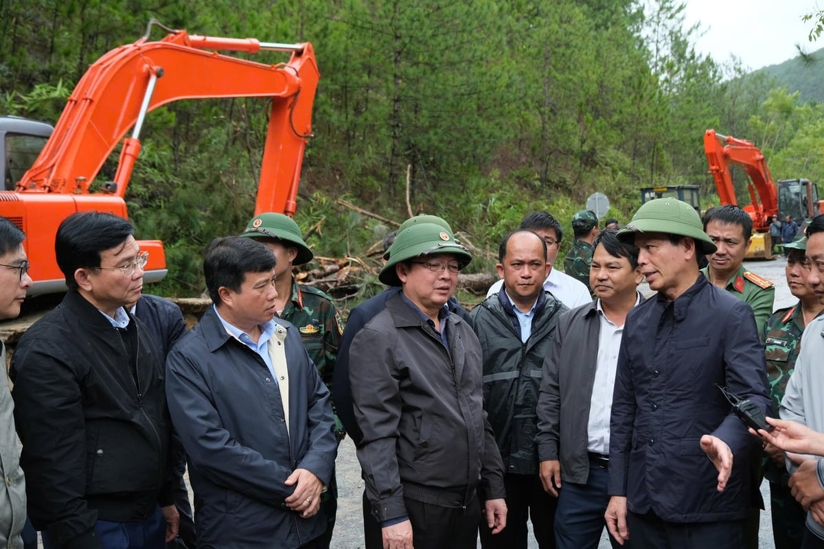 Phó Thủ tướng Trần Quốc Dũng cùng Đoàn công tác và lãnh đạo Tỉnh uỷ, UBND tỉnh Lâm Đồng kiểm tra tại khu vực sạt lở nghiêm trọng trên đèo Mimosa. Ảnh: Phạm Hoài.