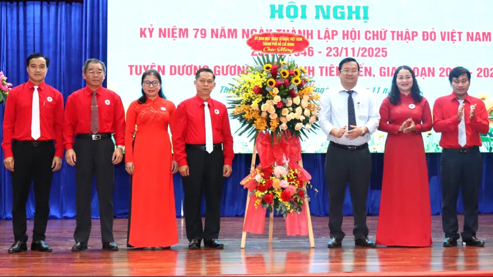 Nestleder i Vietnams fedrelandsfrontkomité i Ho Chi Minh-byen, Phan Hong An, overrakte blomster for å gratulere Ho Chi Minh-byens Røde Kors-forening.