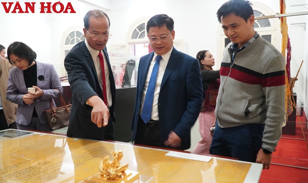 Những hiện vật quý được hiến tặng cho di sản Huế