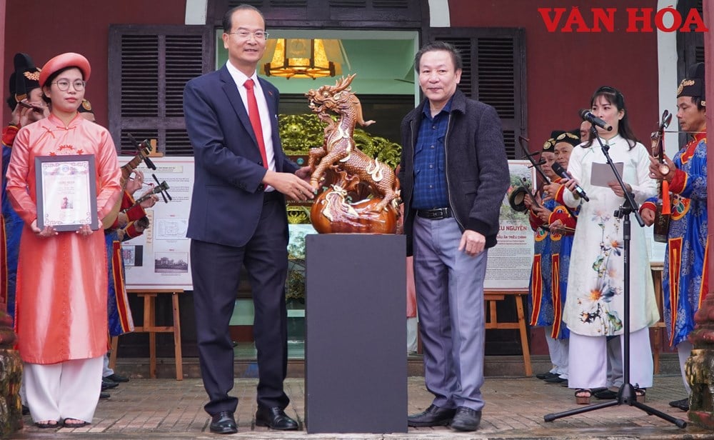 Vzácné artefakty darované dědictví Hue - foto 9