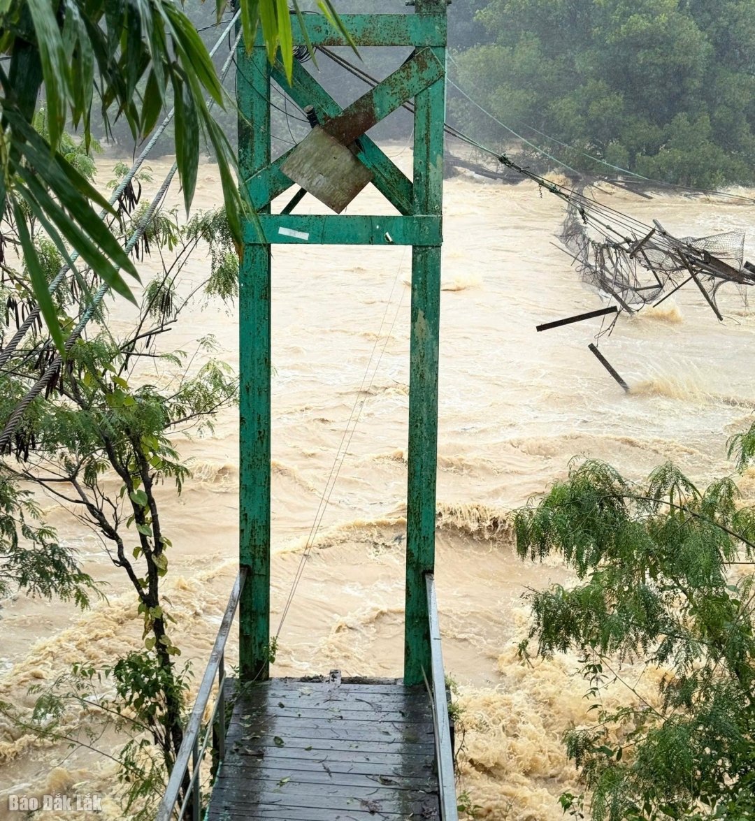 Lũ lớn cuốn trôi cầu treo tại Thác Dray Nur