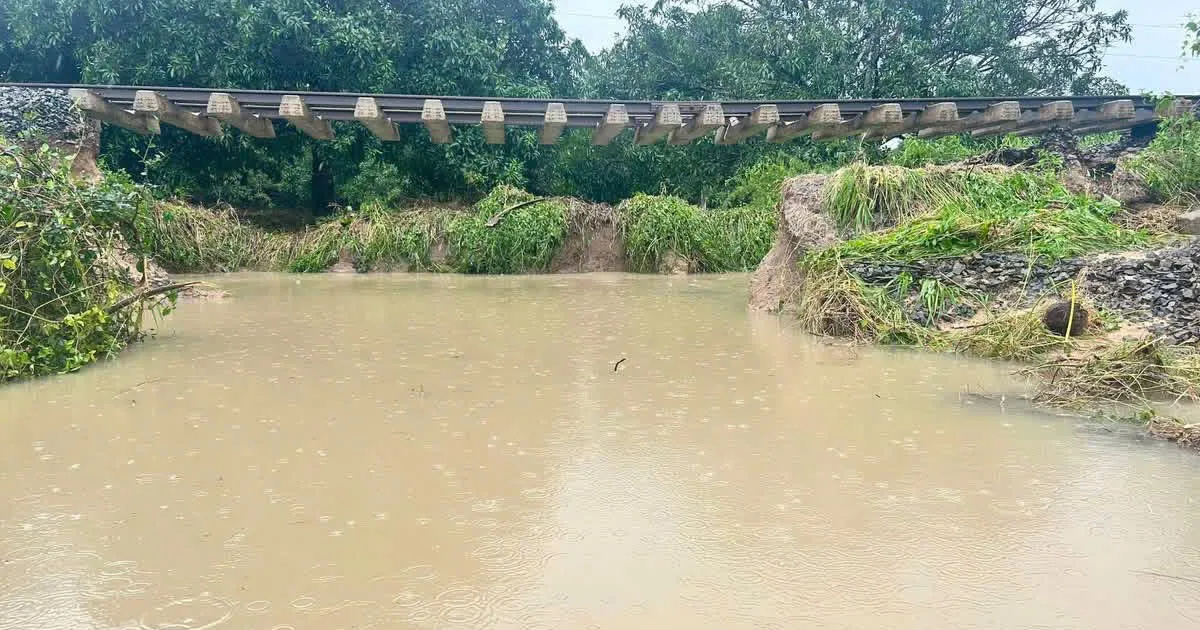 Đoạn đường sắt dài 100m bị sạt lở, dừng toàn bộ tàu qua Nam Trung bộ