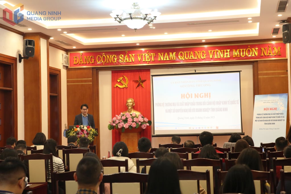 Đại diện Cục Phòng vệ Thương mại (Bộ Công Thương) trình bày chuyên đề tại hội nghị.