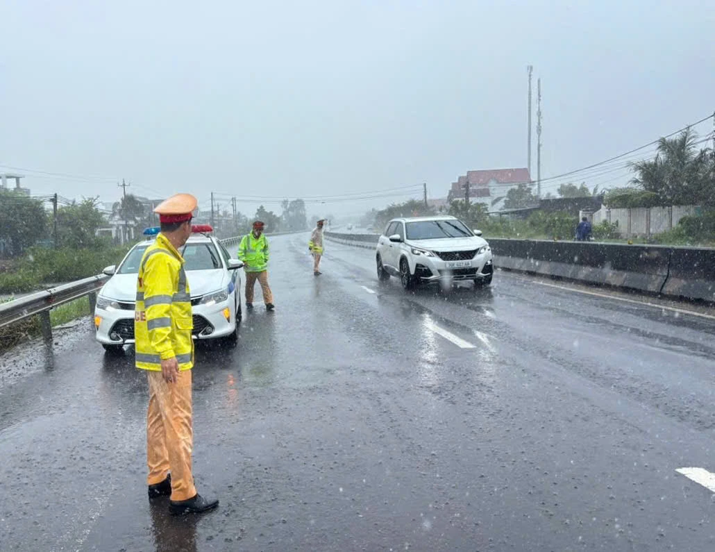 Ninh Hoa Traffic Police Station regulates traffic and reduces congestion.