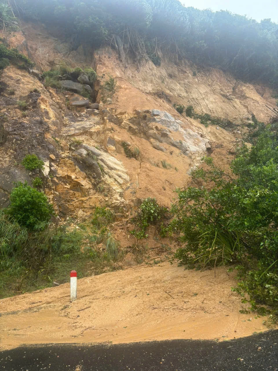 Along National Highway 1, passing through the Van Ninh area, there are some locations where the cliffs have slid, spilling soil and rocks onto the roadway.