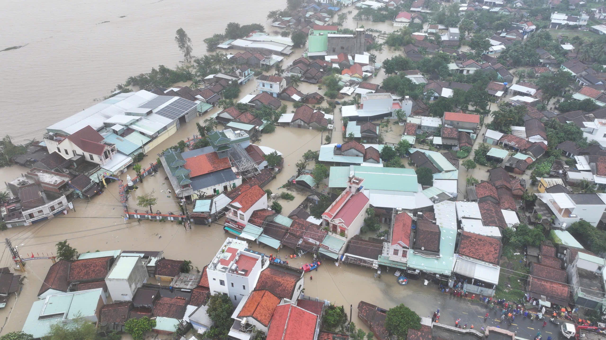 Toàn cảnh mưa lũ Nam Trung bộ: Hàng vạn nhà ngập sâu, dân dỡ ngói ngoi lên cầu cứu