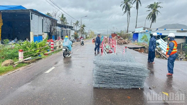 في مساء يوم 20 نوفمبر/تشرين الثاني، طلبت إدارة الإنشاءات في مقاطعة لام دونغ من منطقة إدارة الطرق الرابعة تقديم دعم طارئ. وفي صباح يوم 21 نوفمبر/تشرين الثاني، قدّمت إدارة الطرق في فيتنام على وجه السرعة 5000 قفص حجري لدعم لام دونغ في إصلاح الأضرار التي لحقت بالبنية التحتية لحركة المرور نتيجة الأمطار الغزيرة والفيضانات التي شهدتها المنطقة في الأيام الأخيرة. ndo_br_3299982400702790008.jpg