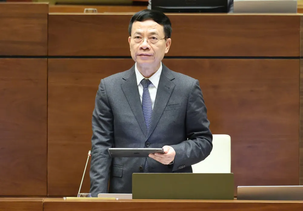 グエン・マイン・フン科学技術大臣は11月21日朝、国会議員らが提起したいくつかの問題について説明し、明確にするために演説した。写真：クアン・フック