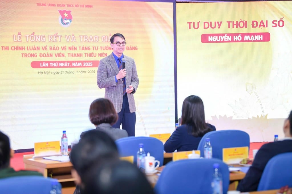 ນັກ​ປະ​ພັນ ຫງວຽນ​ໂຮ່​ແມ້ງ ​ເຂົ້າ​ຮ່ວມ​ພິ​ທີ​ມອບ​ລາງວັນ