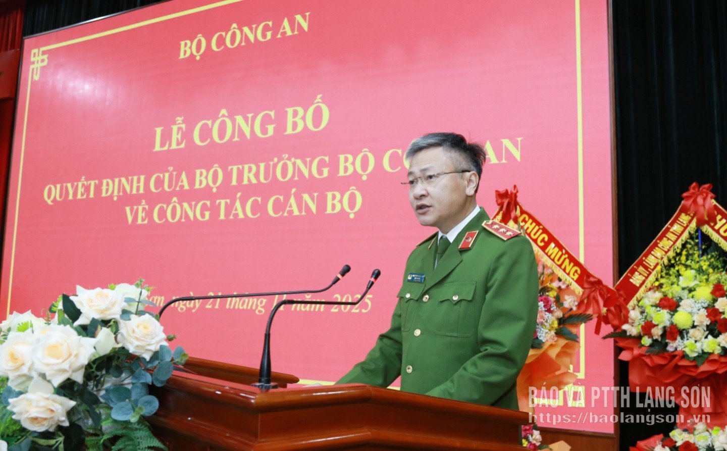 Ο Ανώτερος Αντιστράτηγος Nguyen Ngoc Lam, μέλος της Μόνιμης Επιτροπής της Κεντρικής Επιτροπής Δημόσιας Ασφάλειας του Κόμματος, Αναπληρωτής Υπουργός Δημόσιας Ασφάλειας, εκφώνησε ομιλία στην τελετή.