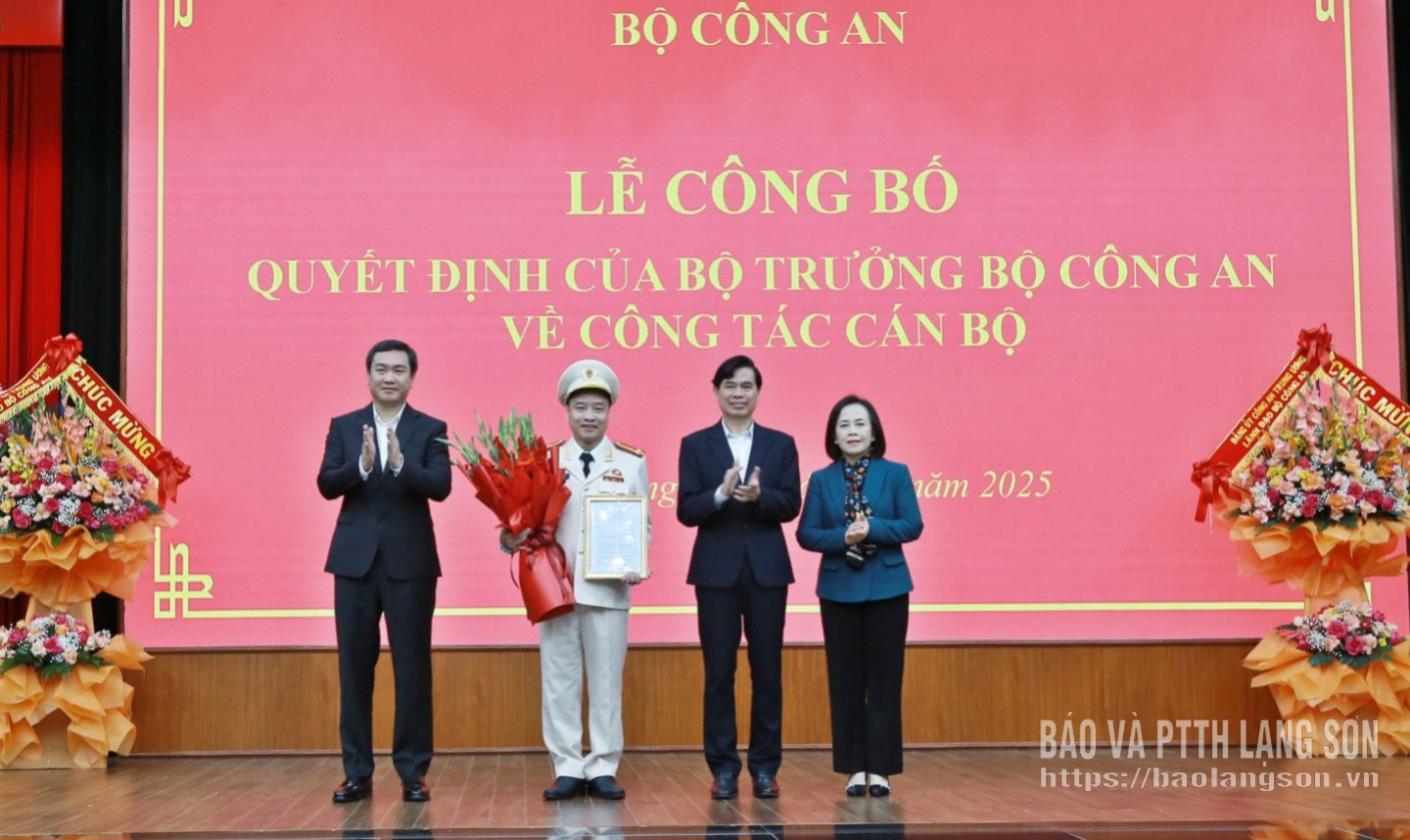 Οι ηγέτες της επαρχίας Λανγκ Σον έδωσαν λουλούδια για να συγχαρούν τον νέο Διευθυντή του Επαρχιακού Αστυνομικού Τμήματος.