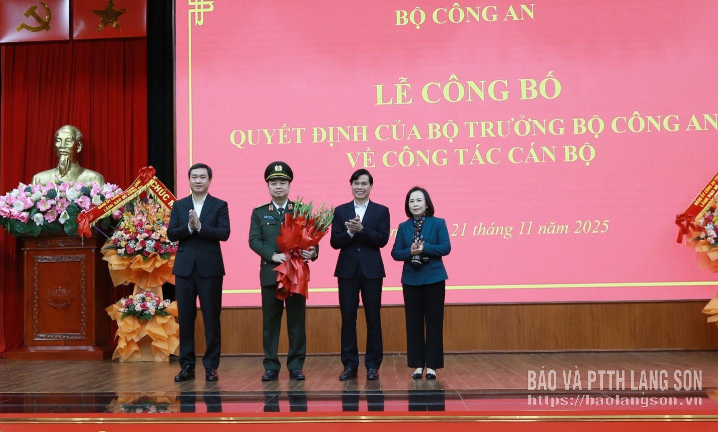 Οι ηγέτες της επαρχίας Λανγκ Σον έδωσαν λουλούδια για να συγχαρούν τον Υποστράτηγο Νγκουγιέν Τιέν Τρουνγκ.