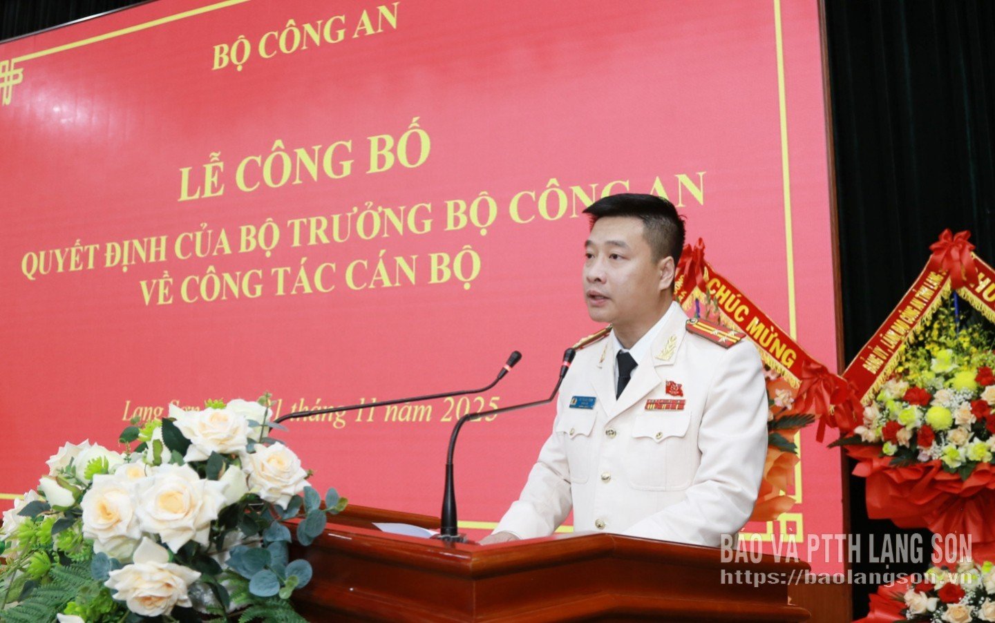 Ο Αντισυνταγματάρχης Vu Thanh Tung, νέος Διευθυντής του Επαρχιακού Αστυνομικού Τμήματος, εκφώνησε ομιλία αποδεχόμενος τον διορισμό του.