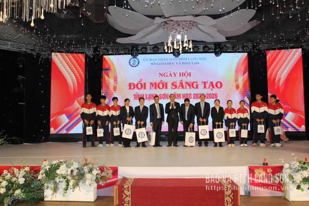 Leaders of Lang Son Department of Education and Training presented souvenirs to the delegation of Ninh Minh Experimental School (Guangxi, China)