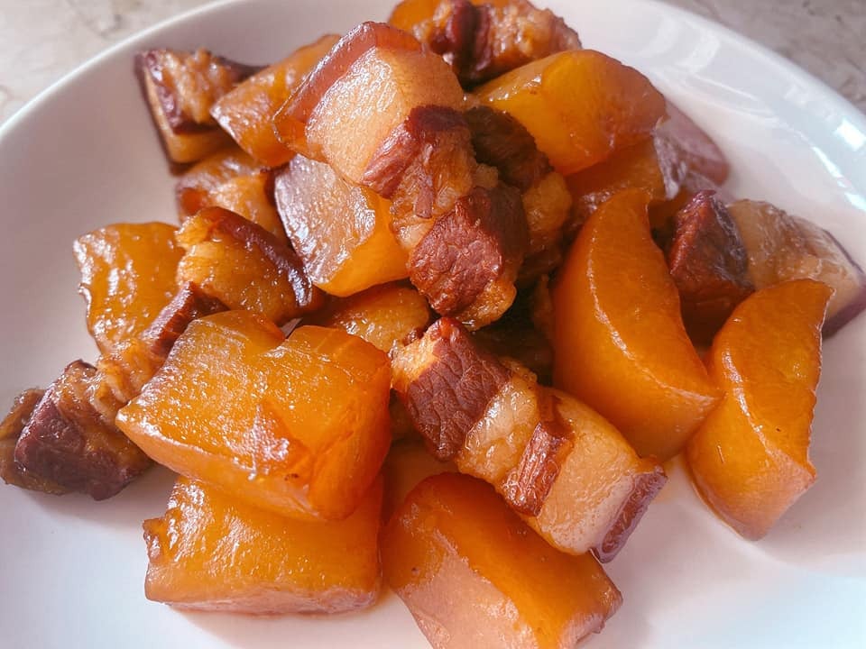 Тушкована свинина з редискою та ведмедиком.jpg