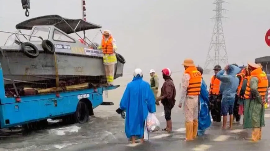 Cảnh sát giao thông Đồng Nai hỗ trợ người dân vùng ngập lụt Đắk Lắk đến nơi an toàn