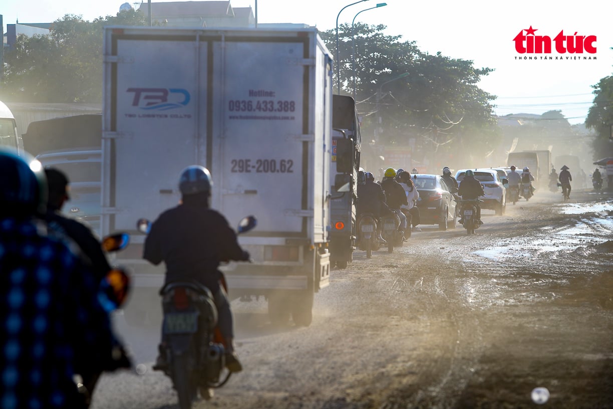 Thi công Vành đai 4 qua Quốc lộ 6 làm 'khó' người dân