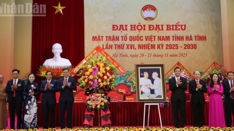 Liderii Comitetului Frontului Patriei Vietnam au felicitat Congresul.