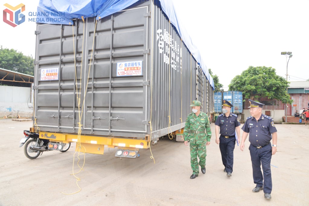 Gli agenti della dogana e della guardia di frontiera stanno coordinando le attività di ispezione di merci e veicoli al valico di frontiera di Hoanh Mo.