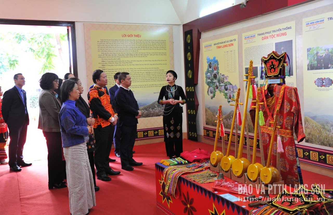 A küldöttek dokumentumok és tárgyak bemutatását hallgatták meg a 