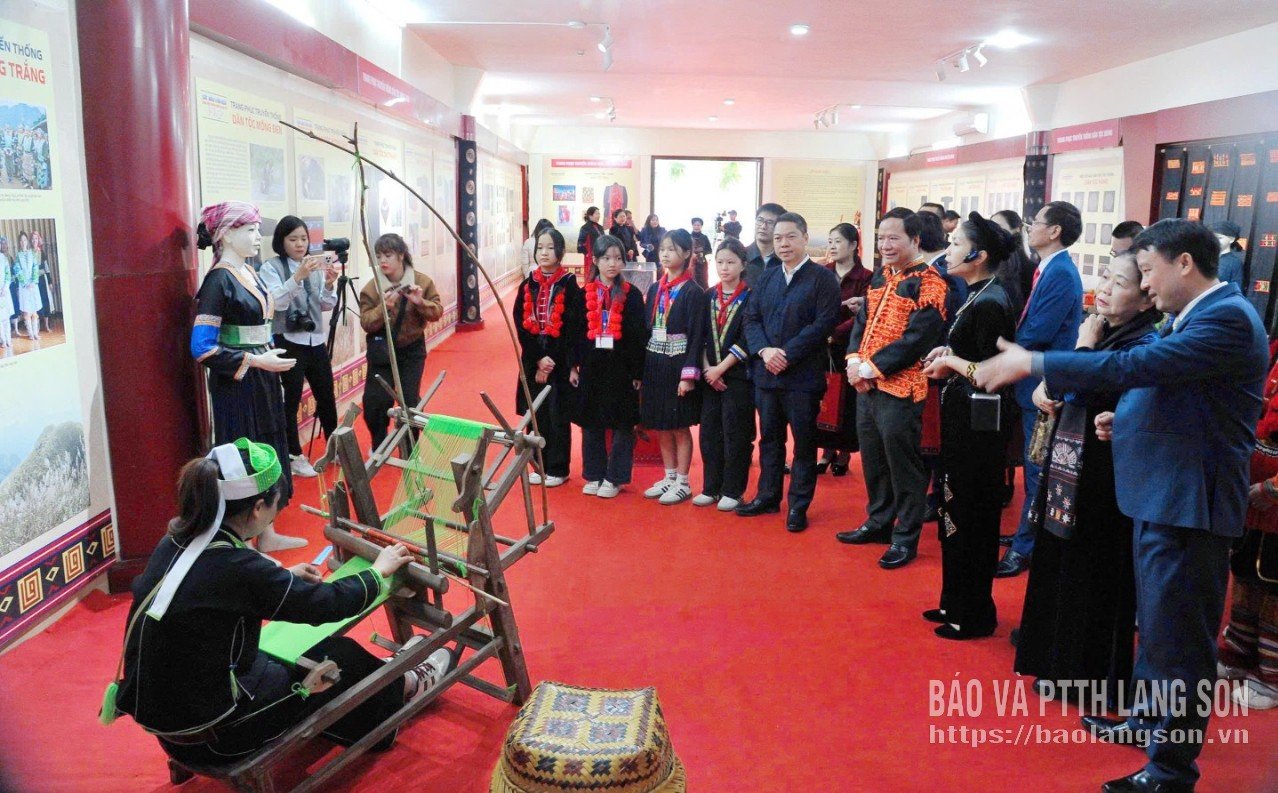 A küldöttek a Nung nép hagyományos kézműves termékeinek szövési folyamatáról ismerkednek meg a 