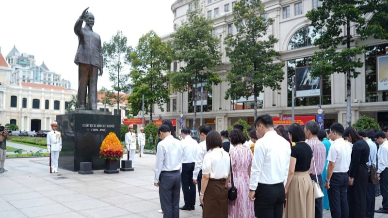 គណៈប្រតិភូមហោស្រពភាពយន្តវៀតណាម ជូនផ្កានៅសួនវិមានប្រធានហូជីមិញ។