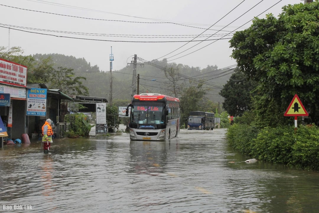 น้ำท่วมถนนสาย 12 ต.โคกสำโรง อ.โคกสำโรง จ.นครราชสีมา ส่งผลให้ประชาชนในพื้นที่บางพื้นที่ เดือดร้อนหนัก