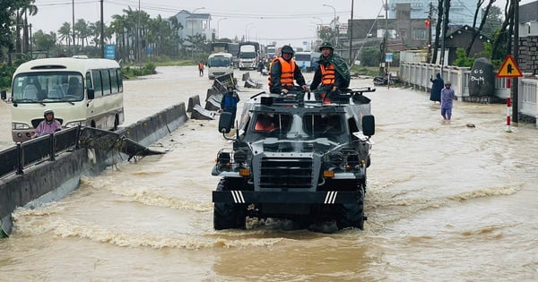 Xe thiết giáp vượt lũ tiếp tế thực phẩm cho người dân Đắk Lắk