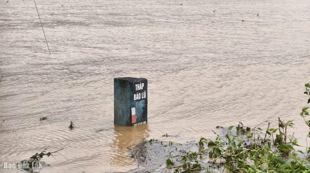 หอเตือนน้ำท่วมปากทางเข้าหมู่บ้าน 28, 29, 30 (ต.กรองบง) เกินระดับน้ำท่วมปี 2541 แล้ว