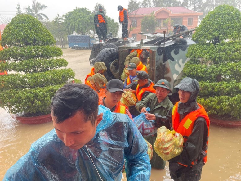 Xe thiết giáp vượt lũ tiếp tế thực phẩm cho người dân Đắk Lắk- Ảnh 3.