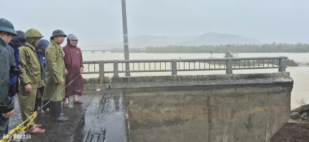 Khắc phục nhanh vị trí sạt lở cầu Lò Gốm, xã Tuy An Bắc