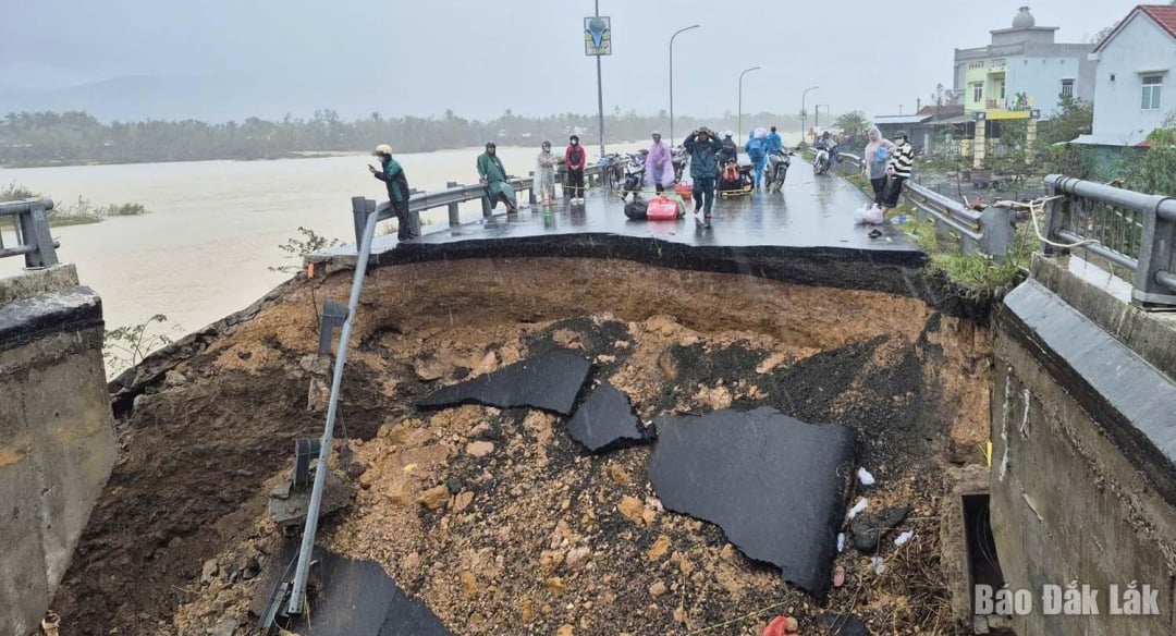 Lo Gom-broen ble skylt bort av flomvann.