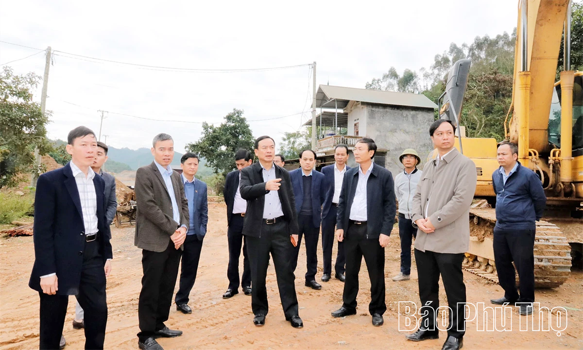 Quach Tat Liem, a Tartományi Népi Bizottság alelnöke ellenőrizte a Thinh Minh községben zajló projektek tereprendezési munkálatait.