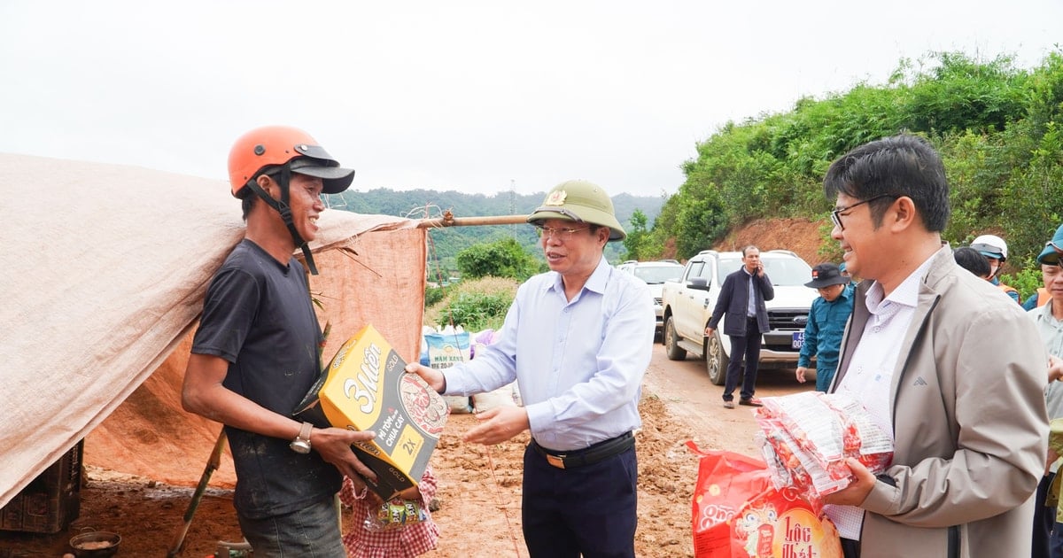 Chủ tịch HĐND tỉnh Lâm Đồng Lưu Văn Trung thăm hỏi các hộ dân bị ảnh hưởng bởi mưa lũ tại xã Quảng Phú