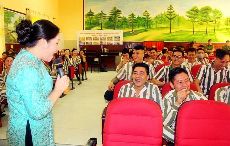 “Thắp sáng ước mơ hoàn lương” tại Trại giam Định Thành