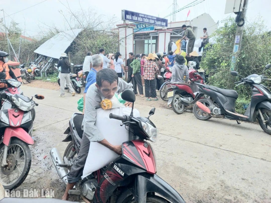 ダクラク省東部の人々は飢餓救済のために国家備蓄米を受け取っている。