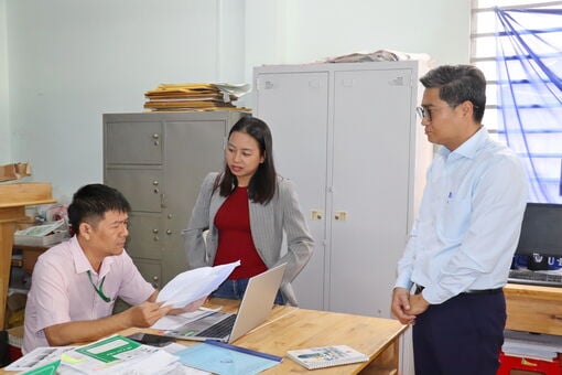 Chi nhánh NHCSXH tỉnh Tây Ninh làm việc với phường Tân Ninh về công tác đối chiếu, phân loại nợ