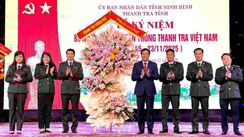 Le camarade Duong Quoc Huy, inspecteur général adjoint du gouvernement, a offert des fleurs pour féliciter l'inspection provinciale de Ninh Binh.