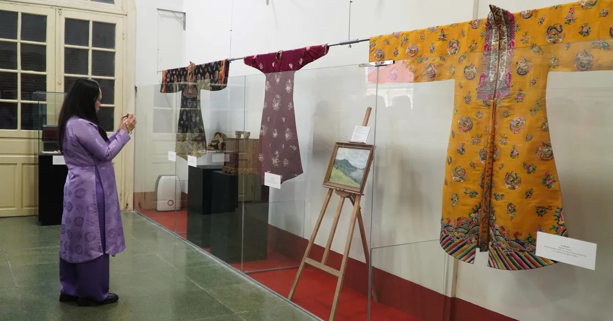 Ấn tượng với những hiện vật quý hiếm hiến tặng Di sản Huế