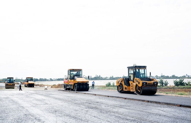 Bắt đầu thảm bê tông nhựa cao tốc Châu Đốc - Cần Thơ - Sóc Trăng