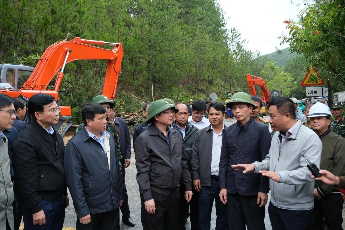 Phó Thủ tướng Hồ Quốc Dũng nghe đại diện các đơn vị tư vấn, nhà thầu báo cáo về mức độ sạt lở và các phương án xử lý tạm thời cùng kế hoạch dài hạn để bảo đảm an toàn giao thông. Ảnh: Phạm Hoài.
