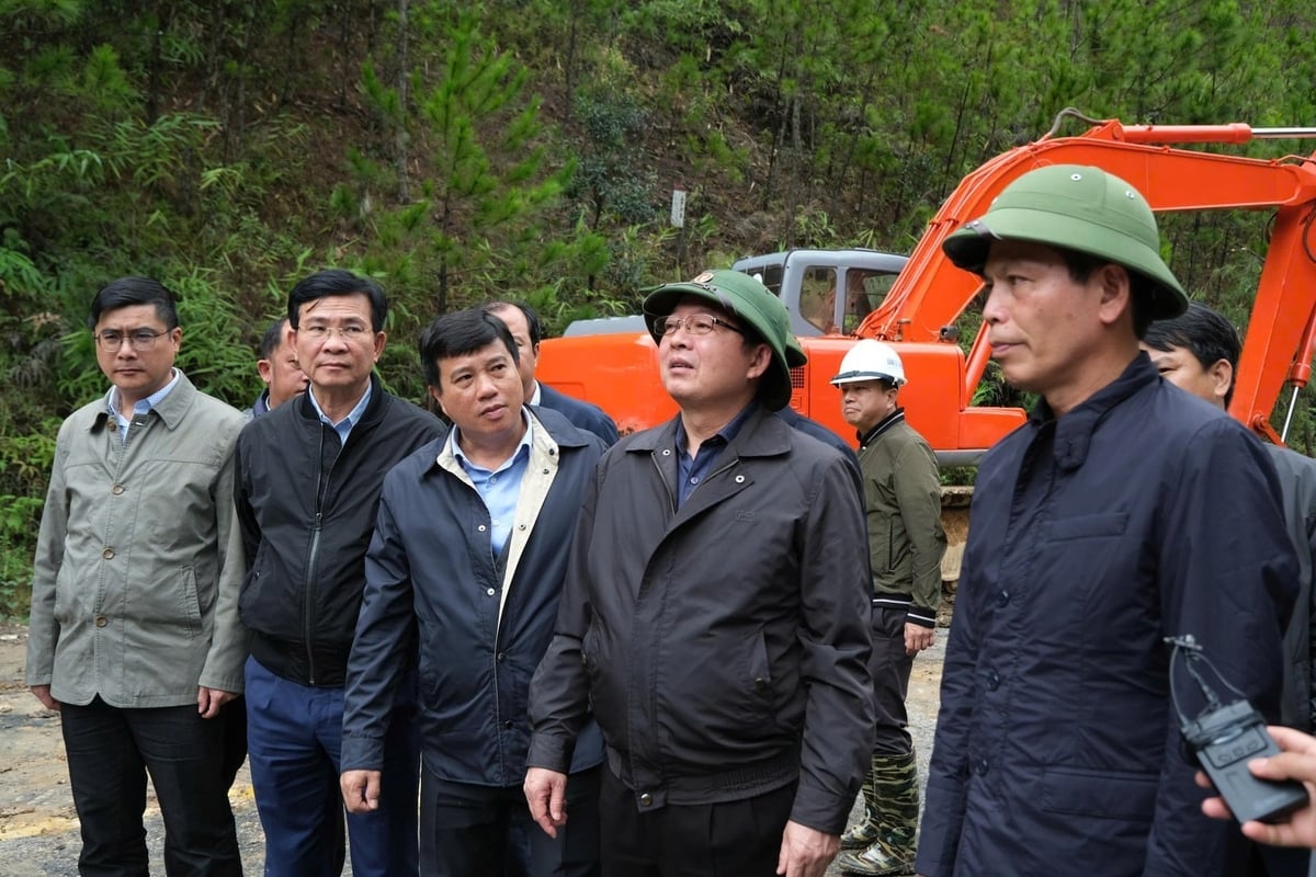 Phó Thủ tướng Hồ Quốc Dũng yêu cầu tập trung mọi nguồn lực, triển khai các giải pháp khẩn cấp nhằm khôi phục thông tuyến nhanh nhất, bảo đảm an toàn cho người và phương tiện. Ảnh: Phạm Hoài.