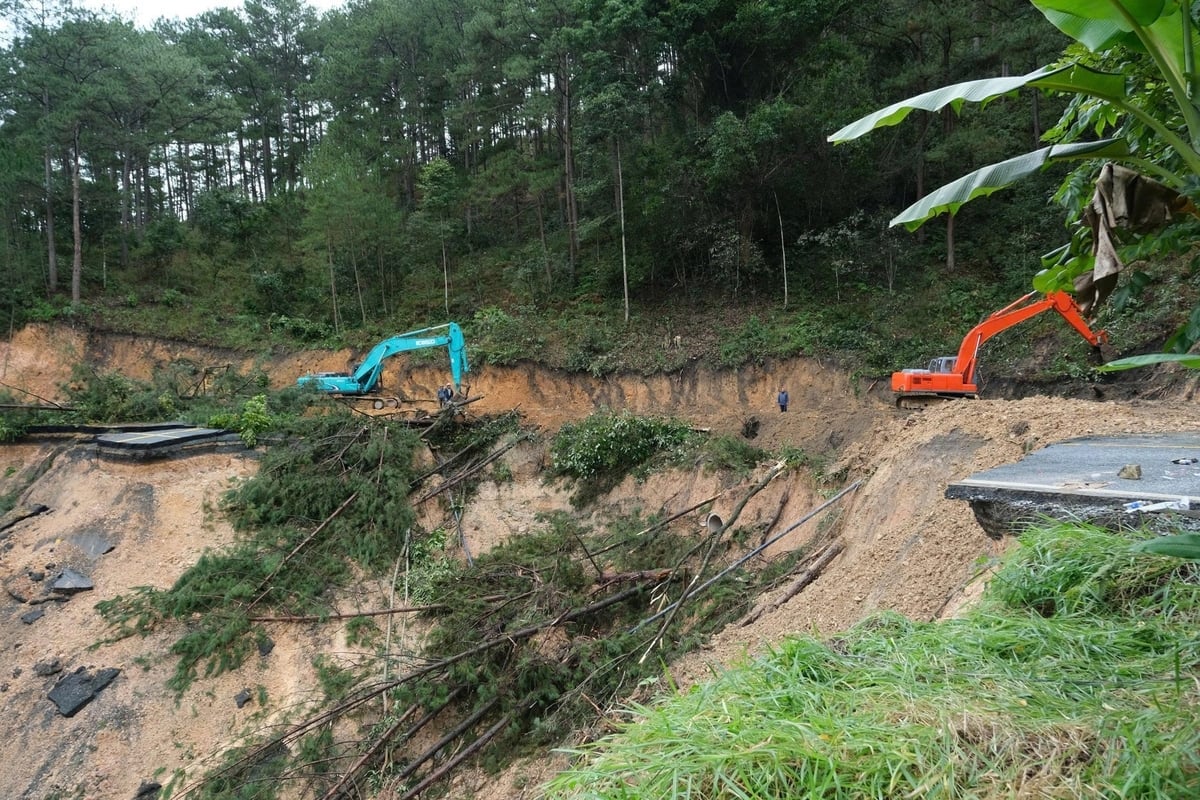 Hiện tại, các đơn vị thi công đang khẩn trương thực hiện khắc phục khu vực sạt lở ở đèo Mimosa. Ảnh: Phạm Hoài.