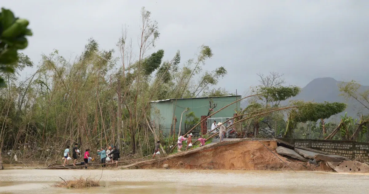 Ngổn ngang hiện trường đoạn vỡ đê bao sông Luật Lễ