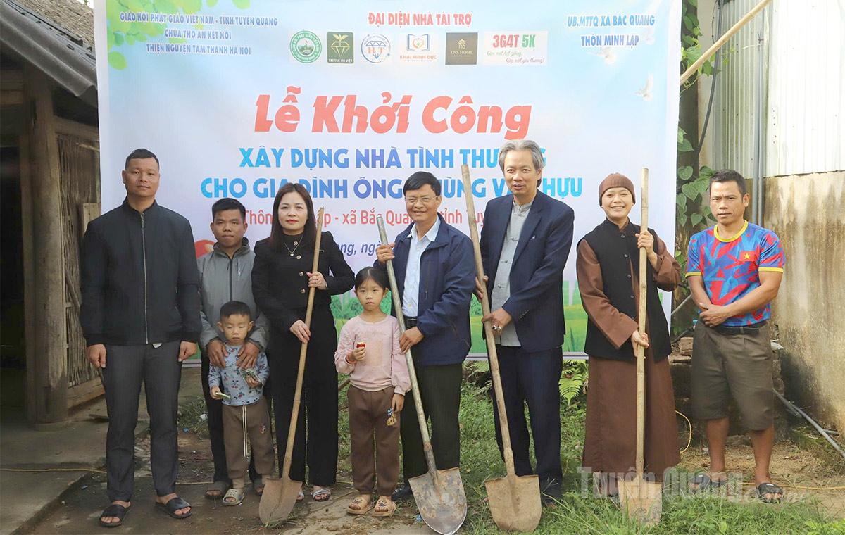 Delegater deltog i den första spadtagen för byggandet av ett välgörenhetshus i byn Minh Lap, Bac Quang kommun.