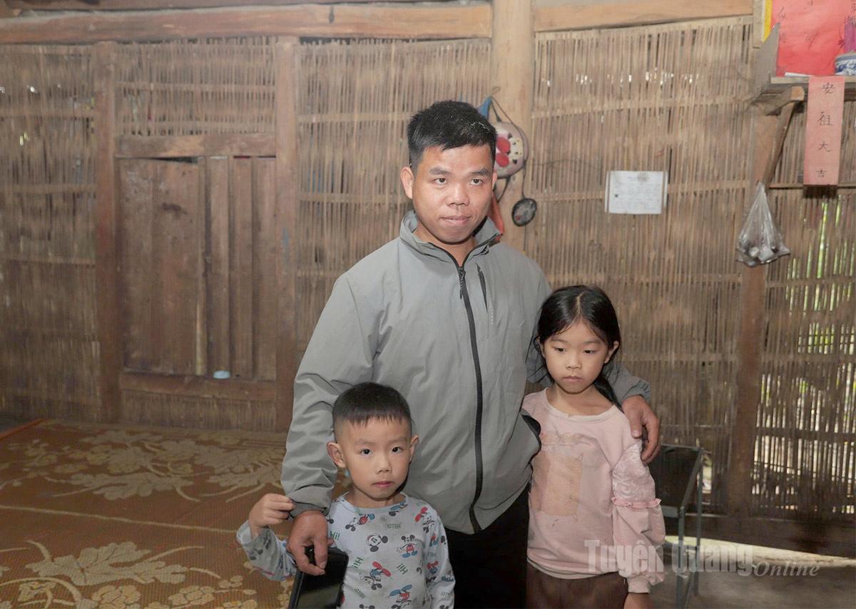 Phung Van Huus trebarnsfamilj i deras gamla hus